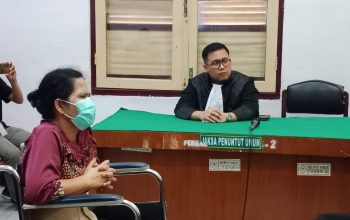 Ria Agustina Hutabarat saat menjalani persidangan kasus korupsi dana BOK dan JKN di ruang sidang Pengadilan Tipikor Medan.