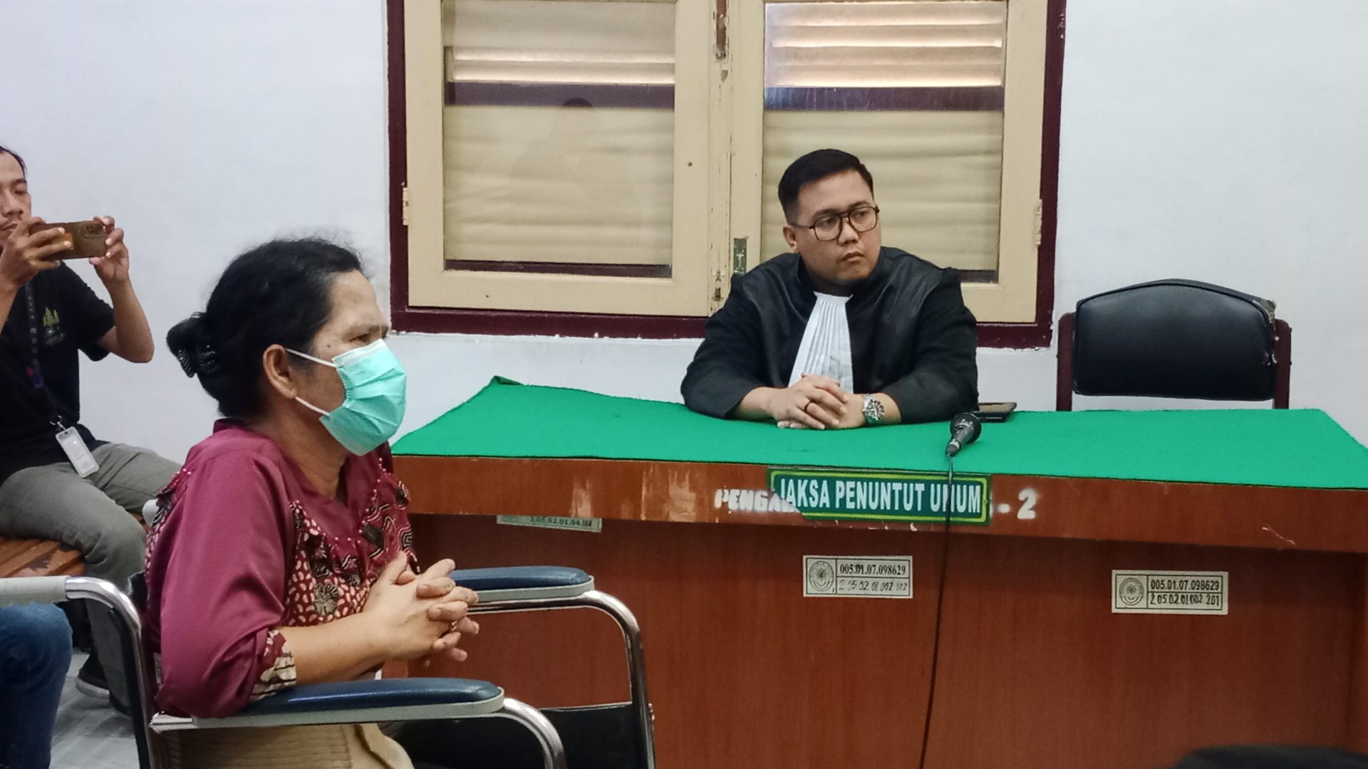 Ria Agustina Hutabarat saat menjalani persidangan kasus korupsi dana BOK dan JKN di ruang sidang Pengadilan Tipikor Medan.