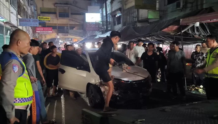 Mobil Honda Brio Tabrak Kedai di Pasar Kaget Binjai: Pengemudi Diduga Mabuk, Sejumlah Warga Luka