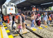 KAI Sumut Bagikan Takjil Gratis untuk Penumpang KA Putri Deli Jelang Angkutan Lebaran 2026
