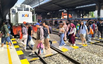 KAI Sumut Bagikan Takjil Gratis untuk Penumpang KA Putri Deli Jelang Angkutan Lebaran 2026