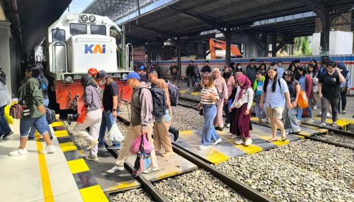 KAI Sumut Bagikan Takjil Gratis untuk Penumpang KA Putri Deli Jelang Angkutan Lebaran 2026