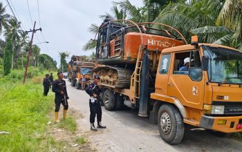 Dikawal Brimob Bersenjata Lengkap, Alat Berat Tambang Emas Ilegal Tapsel–Madina Dievakuasi ke Batalyon C Sipirok