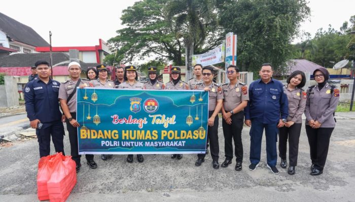 Semangat Ramadan, Bid Humas Polda Sumut Turun ke Jalan Berbagi Takjil untuk Masyarakat