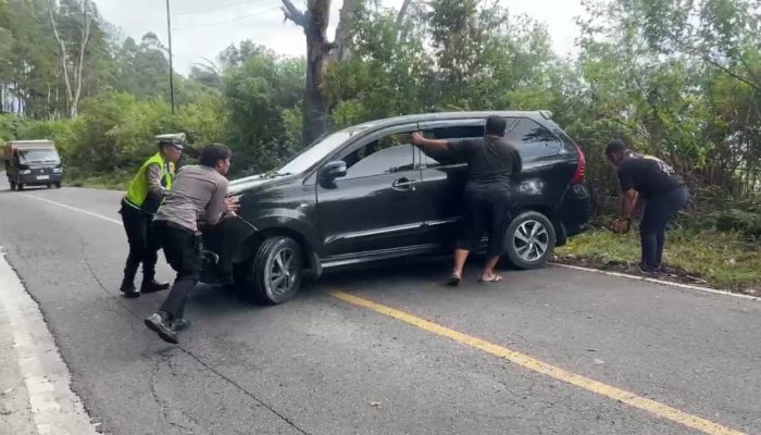 Polisi Sigap Bantu Wisatawan, Mobil Mogok di Jalur Perbukitan Samosir Berhasil Dievakuasi