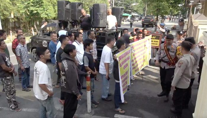 Tuntut 5 Tersangka Pengrusakan Ditahan, Warga Pasar V Kelurahan Lalang Demo di Mapolrestabes Medan
