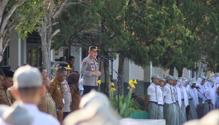 Gelar Upacara di SMAN 1 Stabat, Kapolres Langkat Tekankan Disiplin, Anti Narkoba dan Bijak Bermedsos