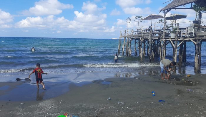 Pemandangan Alam Manjakan Mata di Pantai Ujong Blang
