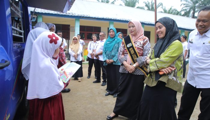 Layanan Perpustakaan Keliling untuk Pelajar Ditinjau Bunda Literasi Kabupaten Asahan