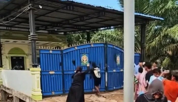 Viral, Massa Bakar Rumah Diduga Bandar Narkoba di Rokan Hilir