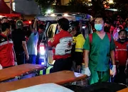 Evakuasi korban kecelakaan kereta yang menewaskan Bu Ela korban tabrakan KRL Bekasi Timur di area Stasiun Bekasi Timur.