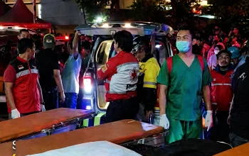 Evakuasi korban kecelakaan kereta yang menewaskan Bu Ela korban tabrakan KRL Bekasi Timur di area Stasiun Bekasi Timur.