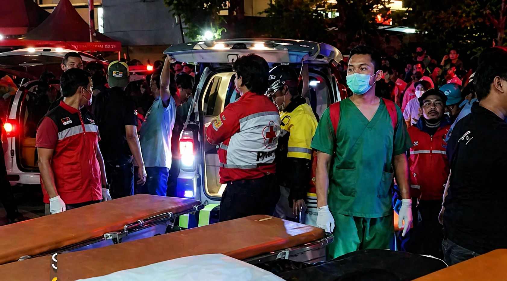 Evakuasi korban kecelakaan kereta yang menewaskan Bu Ela korban tabrakan KRL Bekasi Timur di area Stasiun Bekasi Timur.