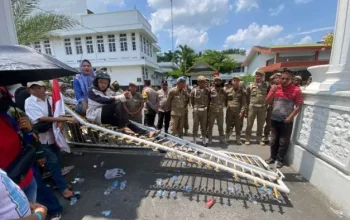 Pagar Kantor Wali Kota Binjai Roboh Didorong Massa PKL, Protes Penggusuran Berujung Ricuh