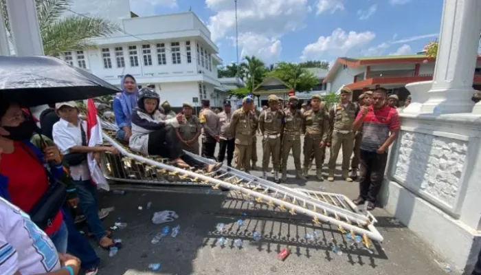 Pagar Kantor Wali Kota Binjai Roboh Didorong Massa PKL, Protes Penggusuran Berujung Ricuh