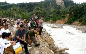 Percepat Rekonstruksi Pascabencana, Gubernur Sumut Tinjau Tanggul Sungai Badiri