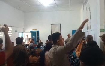 Kepung Kantor Camat, Warga Deli Serdang Tolak Pembangunan Koperasi Merah Putih di Lahan TPU