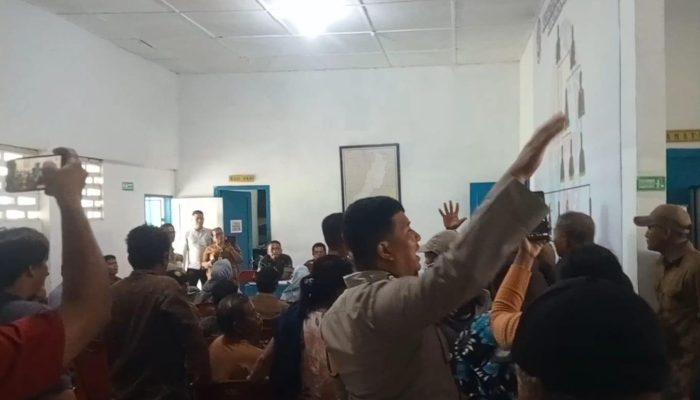 Kepung Kantor Camat, Warga Deli Serdang Tolak Pembangunan Koperasi Merah Putih di Lahan TPU