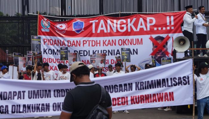 Aksi di DPR dan Mabes Polri, Massa Desak Usut Dugaan Kriminalisasi Rahmadi