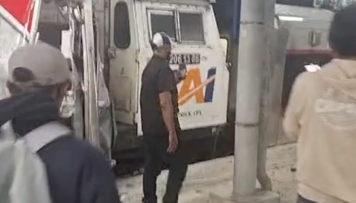 KA Argo Bromo Anggrek Tabrak KRL di Bekasi Timur, Gerbong Ringsek