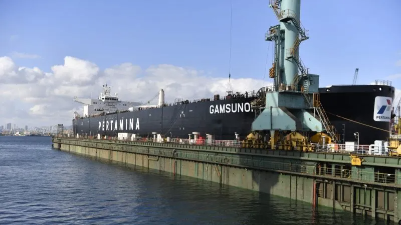 kapal Pertamina tertahan