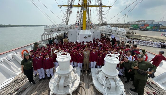 Siswa Sekolah Rakyat Naik KRI Bima Suci