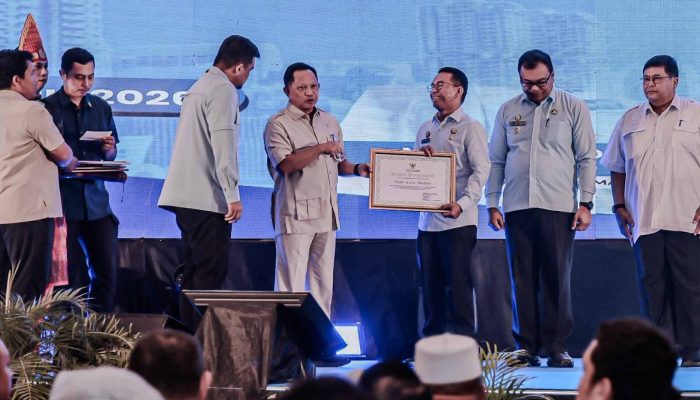 Wujudkan Kepedulian Antar-Daerah, Medan Terima Penghargaan dari Mendagri