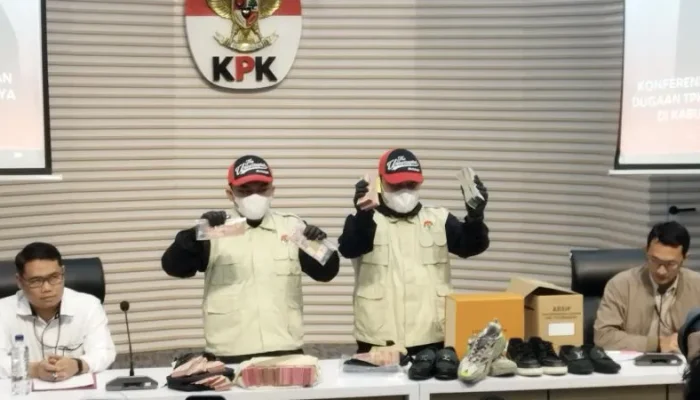 KPK Tahan Bupati Tulungagung Gatut Sunu Wibowo Usai OTT, Diduga Peras Pejabat hingga Rp 2,7 Miliar