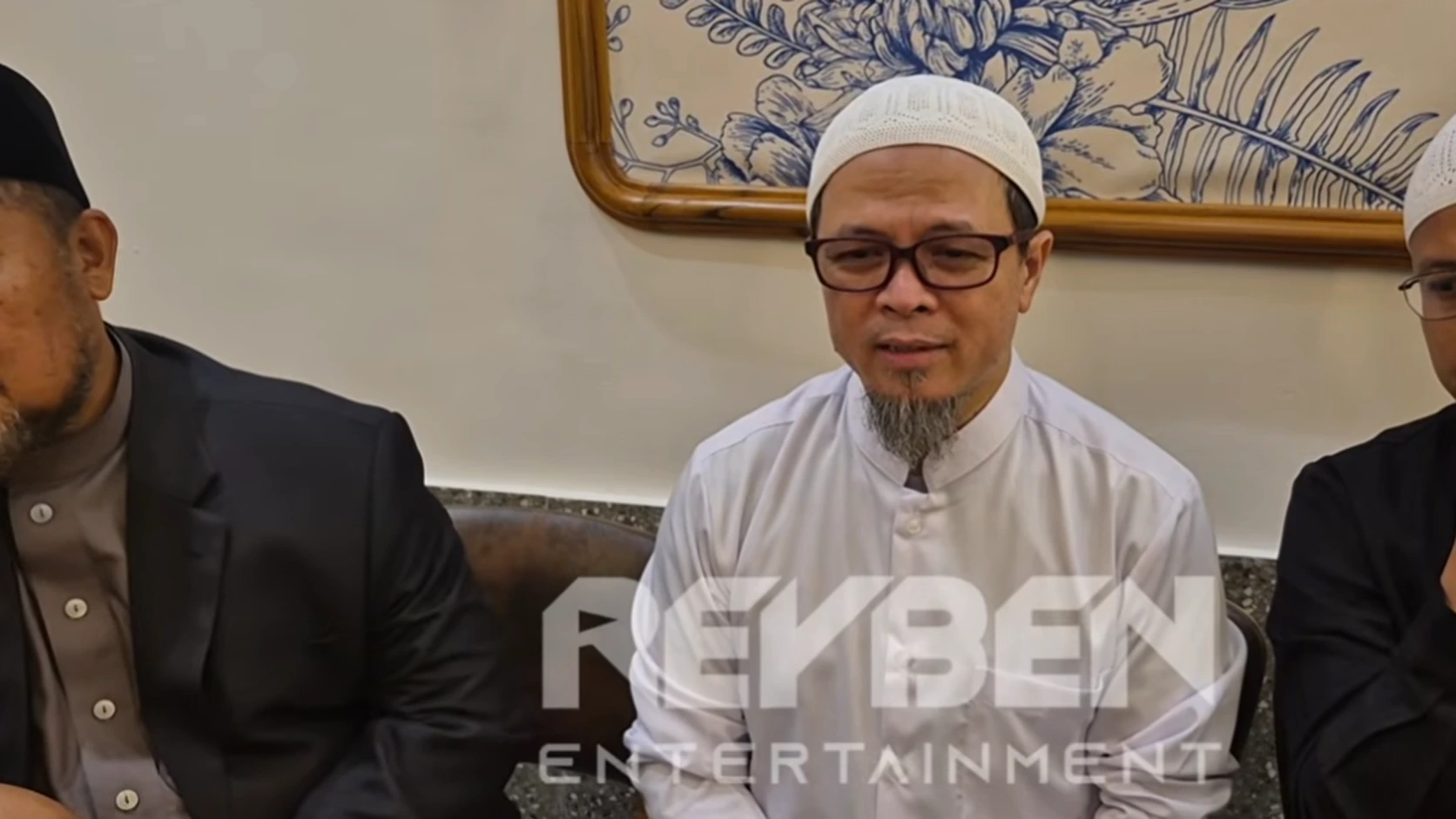Ustaz Abi Maki memberikan pernyataan dalam wawancara YouTube Reyben Entertainment terkait dugaan teror terhadap saksi kasus Syekh Ahmad Al Misry.