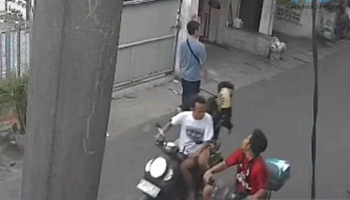 Lagi, Kasus Penyiraman Diduga Air Keras Kembali Terjadi, Pelaku Terekam CCTV