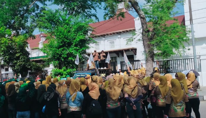 Ratusan Anggota Pujakesuma Demo PN Tuntut Bebaskan Toni Anggoro Kasus Website Desa di Karo