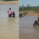 warga Sawang Aceh Utara menyeberang sungai menggunakan rakit darurat pascabencana 2025