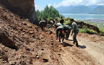 Dandim 0106/Aceh Tengah Kerahkan Personel Normalkan Jalan Terimbun Longsor di Kebayakan