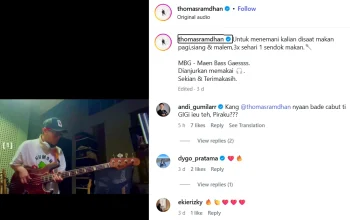 Thomas Ramdhan bermain bass dalam unggahan Instagram yang dikaitkan dengan kabar keluar dari band GIGI pada April 2026.