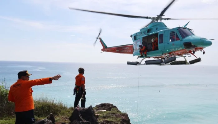 Dua WNA Rusia Terjebak di Tebing Pantai Cemongkak Bali, Dievakuasi Helikopter Basarnas