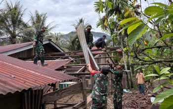 TNI Bantu Warga Bongkar Rumah Terdampak Banjir dan Tanah Longsor di Gayo Lues