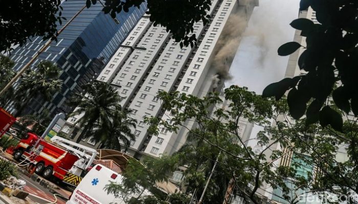 Kebakaran Apartemen Mediterania di Jakbar: 89 Penghuni Dievakuasi dan 20 Dilarikan ke RS