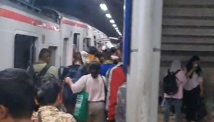 BREAKING NEWS: Kereta Api Jarak Jauh dan dan Kereta Rel Listrik Bertabrakan di Stasiun Bekasi Timur