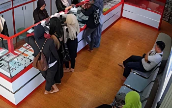 Viral CCTV Wanita Sandera Pegawai Toko HP di Medan, Todong Parang ke Leher Korban