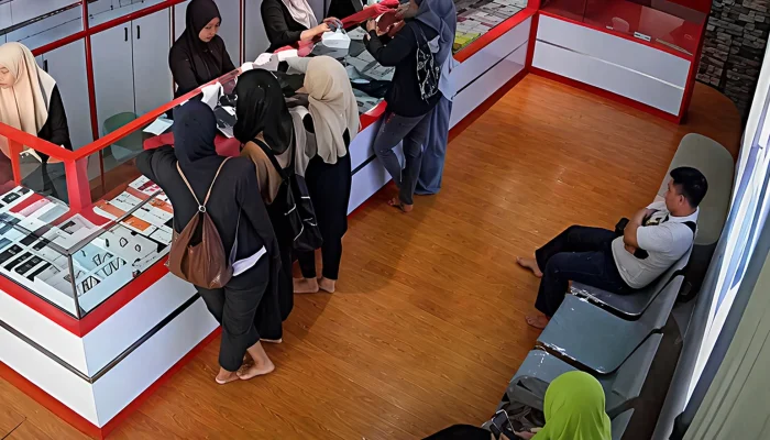 Viral CCTV Wanita Sandera Pegawai Toko HP di Medan, Todong Parang ke Leher Korban