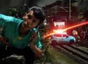 Sopir taksi Green SM tabrakan KRL Bekasi Timur dan mobil yang mogok di rel sebelum kecelakaan kereta terjadi di Bekasi Timur.