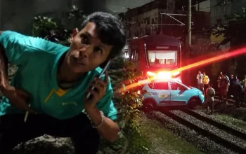 Sopir taksi Green SM tabrakan KRL Bekasi Timur dan mobil yang mogok di rel sebelum kecelakaan kereta terjadi di Bekasi Timur.