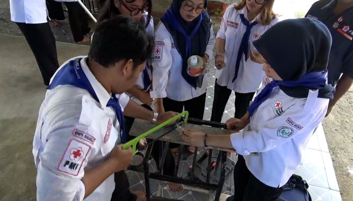 KSR PMI Universitas Negeri Medan Bangun Sistem Air Siap Minum untuk Warga Terdampak Banjir di Desa Pekubuan