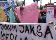 demo Kejati Sumut di Medan, massa Aliansi Masyarakat Cerdas melakukan aksi unjuk rasa menuntut pemeriksaan oknum jaksa