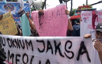 demo Kejati Sumut di Medan, massa Aliansi Masyarakat Cerdas melakukan aksi unjuk rasa menuntut pemeriksaan oknum jaksa