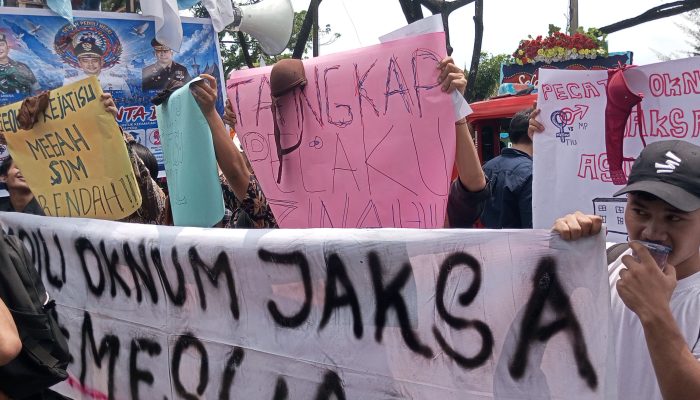 Massa Bentangkan Pakaian Dalam di Kejati Sumut, Desak Oknum Jaksa di Madina Dipecat Dugaan Perselingkuhan