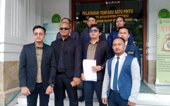 Sejumlah advokat menggugat Ketum DPN Peradi, Otto Hasibuan, ke PN Medan terkait dugaan perbuatan melawan hukum (PMH), Selasa (19/5/2026). Foto: Topikseru.com/Agustian.