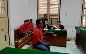 Oloan Hamonangan Simamora terdakwa penadah emas curian hakim PN Medan saat menjalani sidang putusan di Pengadilan Negeri Medan.
