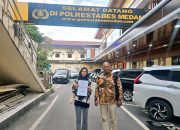 Mahasiswi Unimed, Sartika, didampingi kuasa hukumnya saat membuat laporan di Polrestabes Medan,