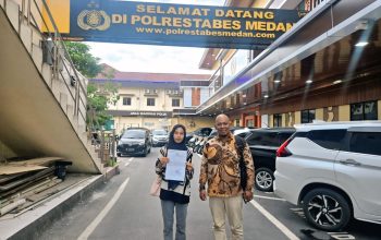 Mahasiswi Unimed, Sartika, didampingi kuasa hukumnya saat membuat laporan di Polrestabes Medan,